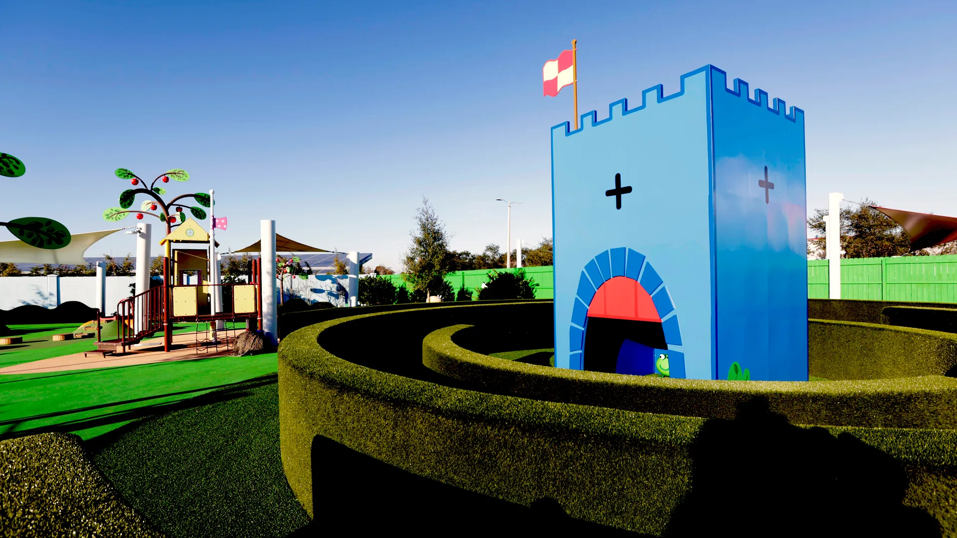 Los niños exploran y juegan en la atracción George's Fort en Peppa Pig Theme Park en Dallas Fort Worth. El colorido y interactivo fuerte de juegos invita a los niños a trepar, explorar y participar en características divertidas, todo mientras están rodeados por la atmosférica y juguetona del parque.