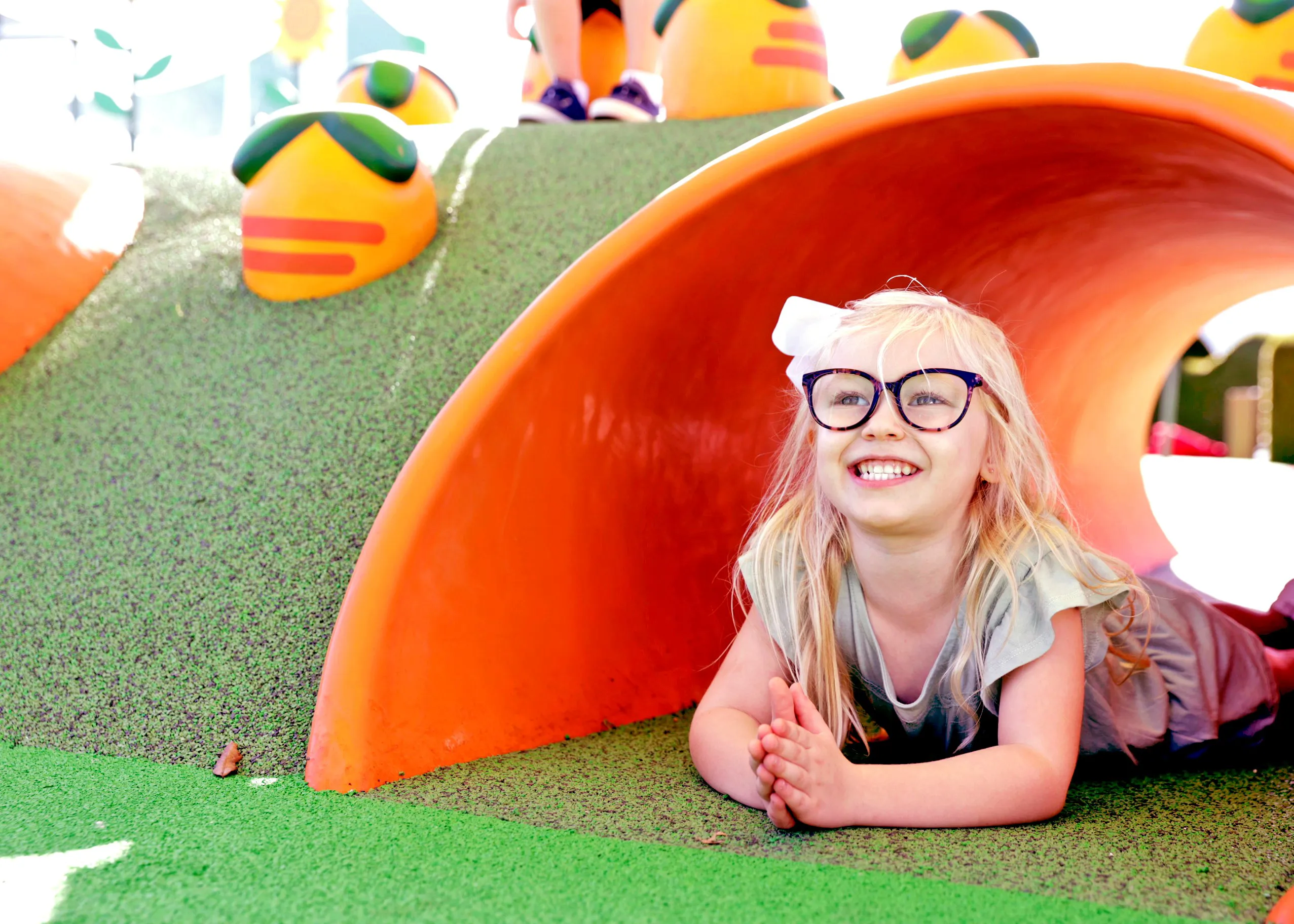 Un niño juega en la atracción del Parque Infantil de Rebecca Rabbit en Peppa Pig Theme Park en Dallas Fort Worth. El niño disfruta del colorido y interactivo parque infantil, trepando, deslizándose y explorando las divertidas características de juego en la vibrante atmósfera del parque.