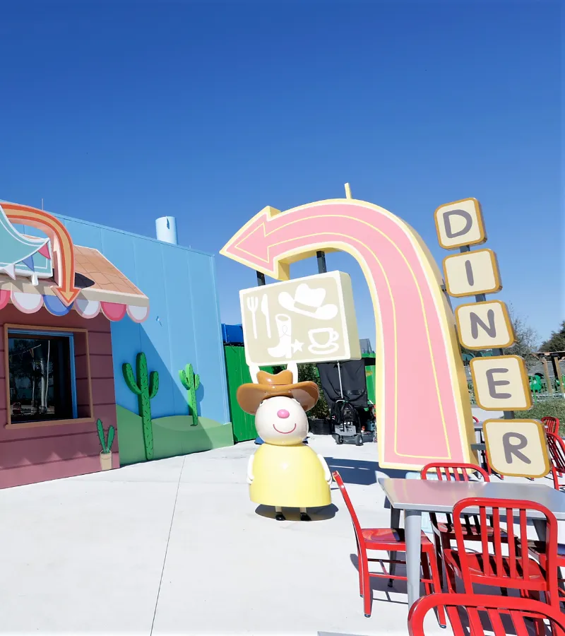 La entrada al Diner de Miss Rabbit en Peppa Pig Theme Park en Dallas Fort Worth. El colorido y encantador diner recibe a los visitantes con su diseño divertido, que presenta la marca característica de Miss Rabbit y una decoración brillante y acogedora.